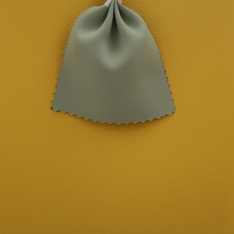 黄色の壁紙･部屋に合うカーテンの色