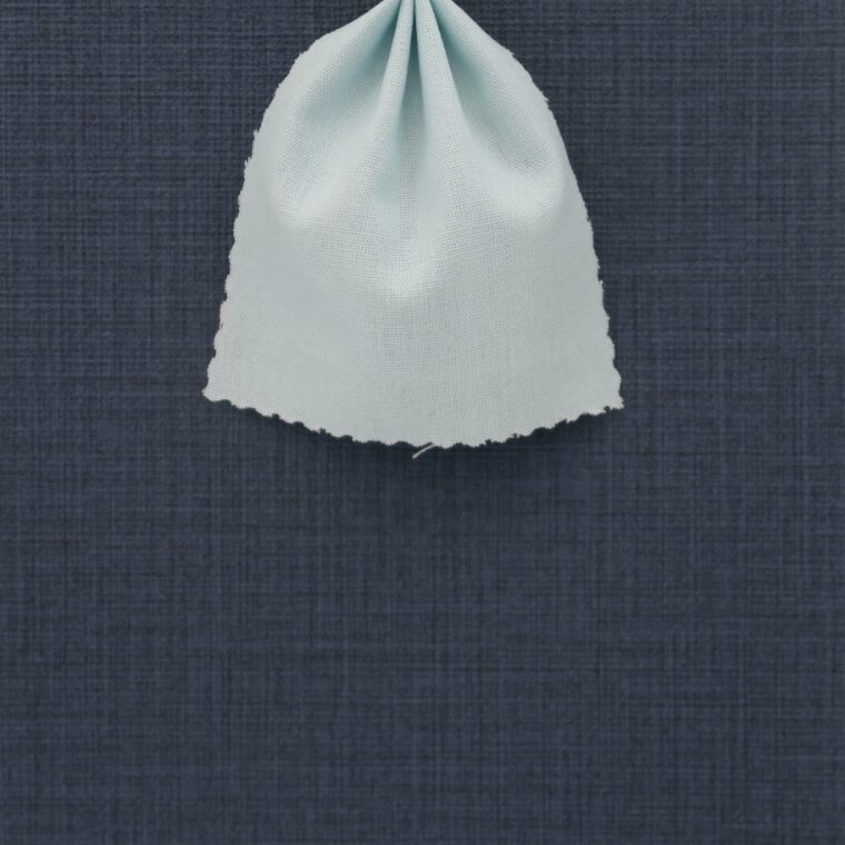 ネイビーの壁紙や部屋に合うカーテンの色