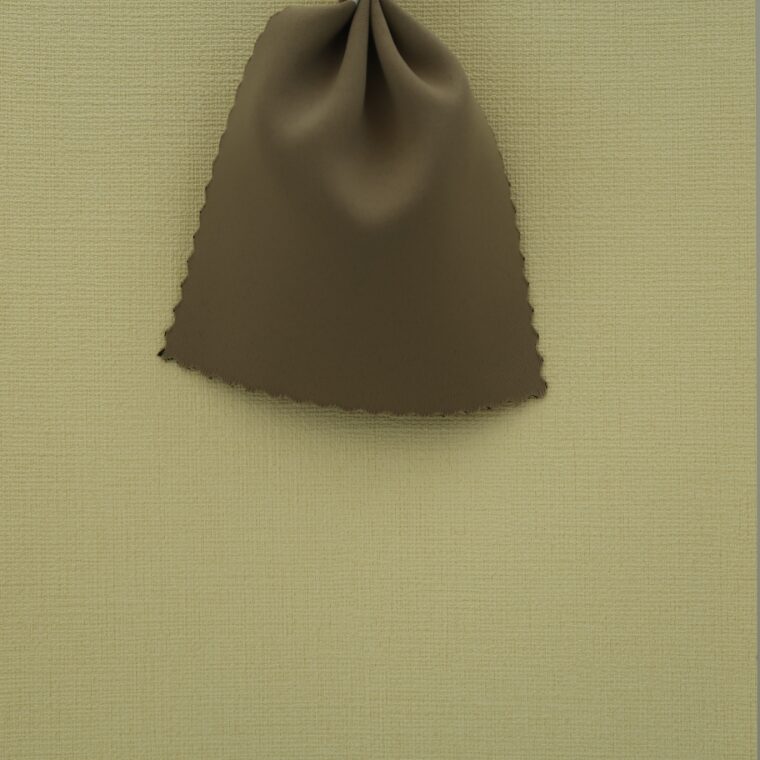 黄色の壁紙・部屋に合うカーテンの色