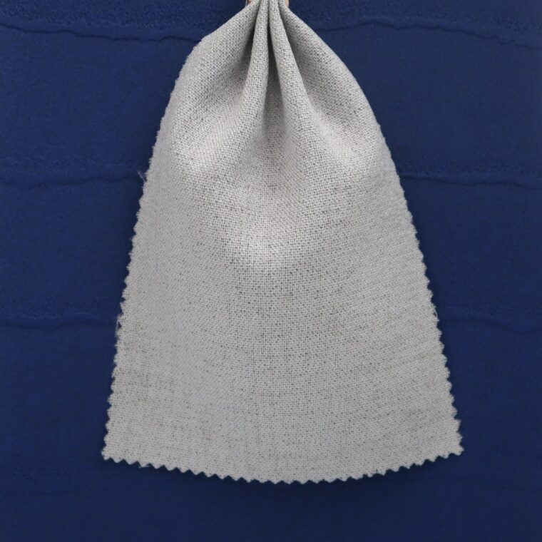 青い壁紙・部屋に合うカーテンの色