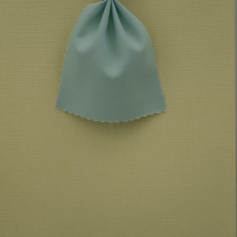 黄色の壁紙・部屋に合うカーテンの色