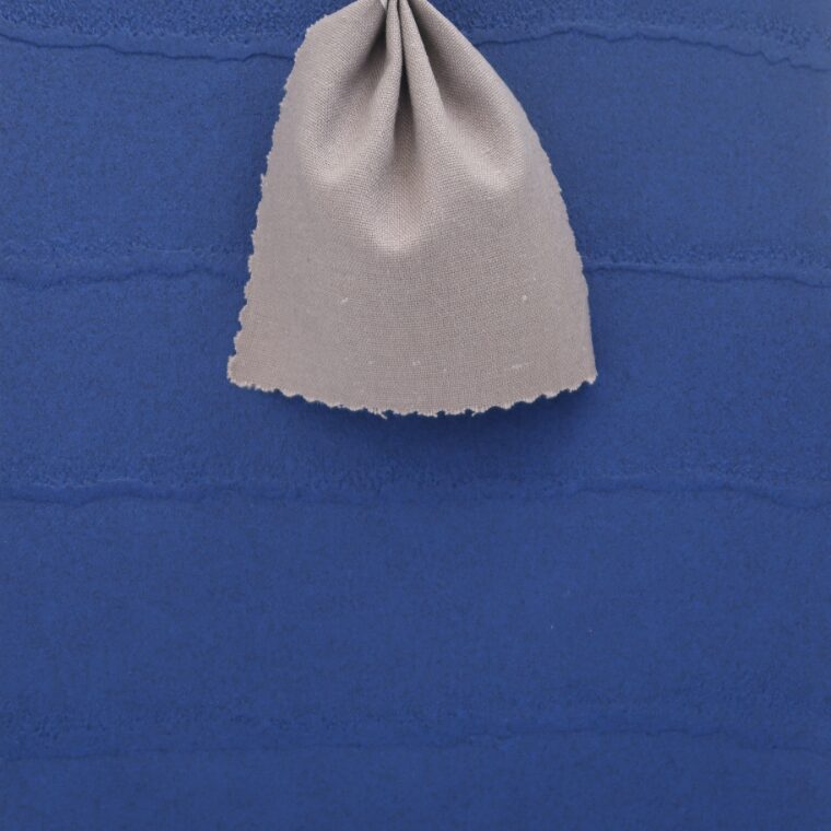 青い壁紙・部屋に合うカーテンの色