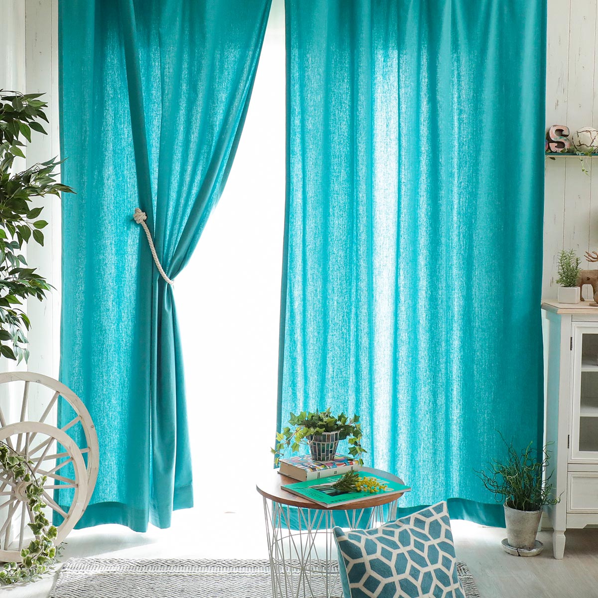 水色の壁紙・部屋に合うカーテンの色