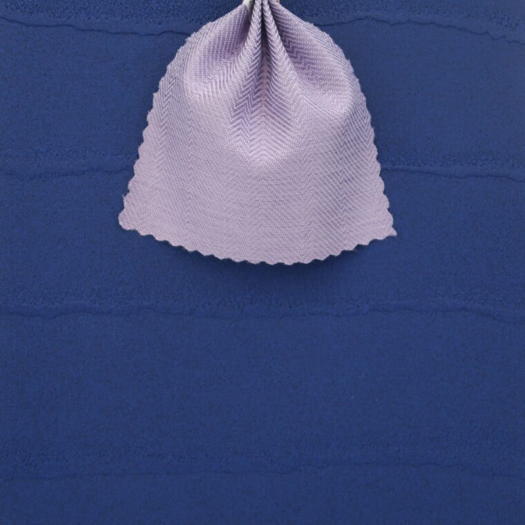 青い壁紙・部屋に合うカーテンの色