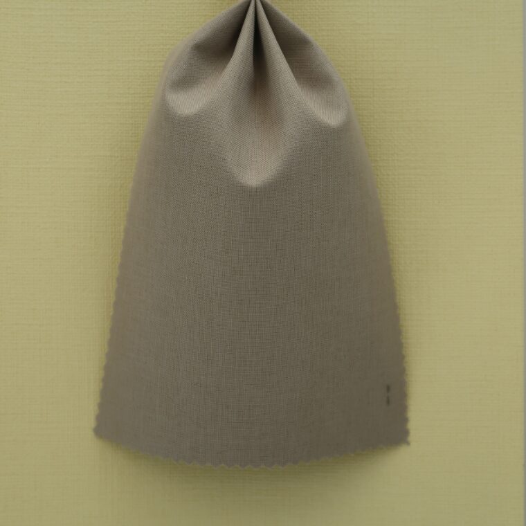 黄色の壁紙・部屋に合うカーテンの色