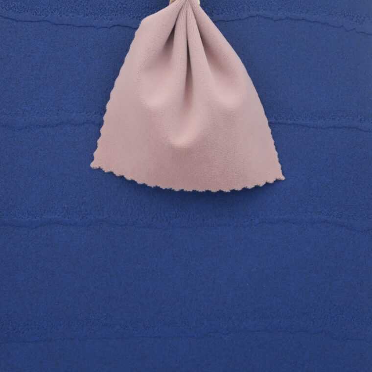 青い壁紙・部屋に合うカーテンの色