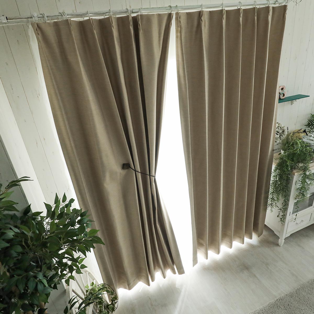 ネイビーの壁紙や部屋に合うカーテンの色