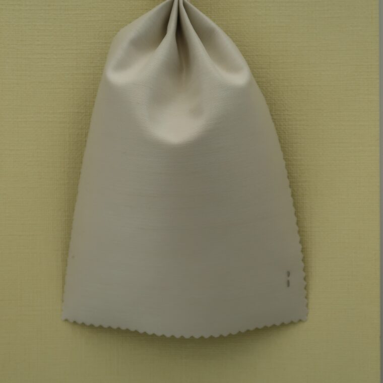 黄色の壁紙・部屋に合うカーテンの色