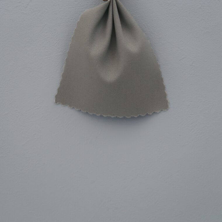 水色の壁紙・部屋に合うカーテンの色