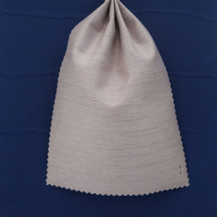 青い壁紙・部屋に合うカーテンの色